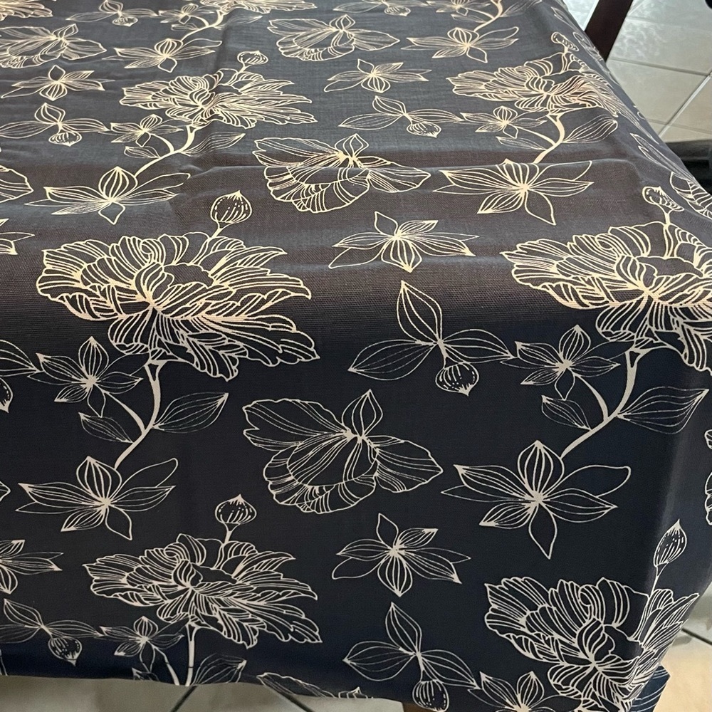 Ladelle Cheshire Printed Indigo 59” x 91” inches Tablecloth